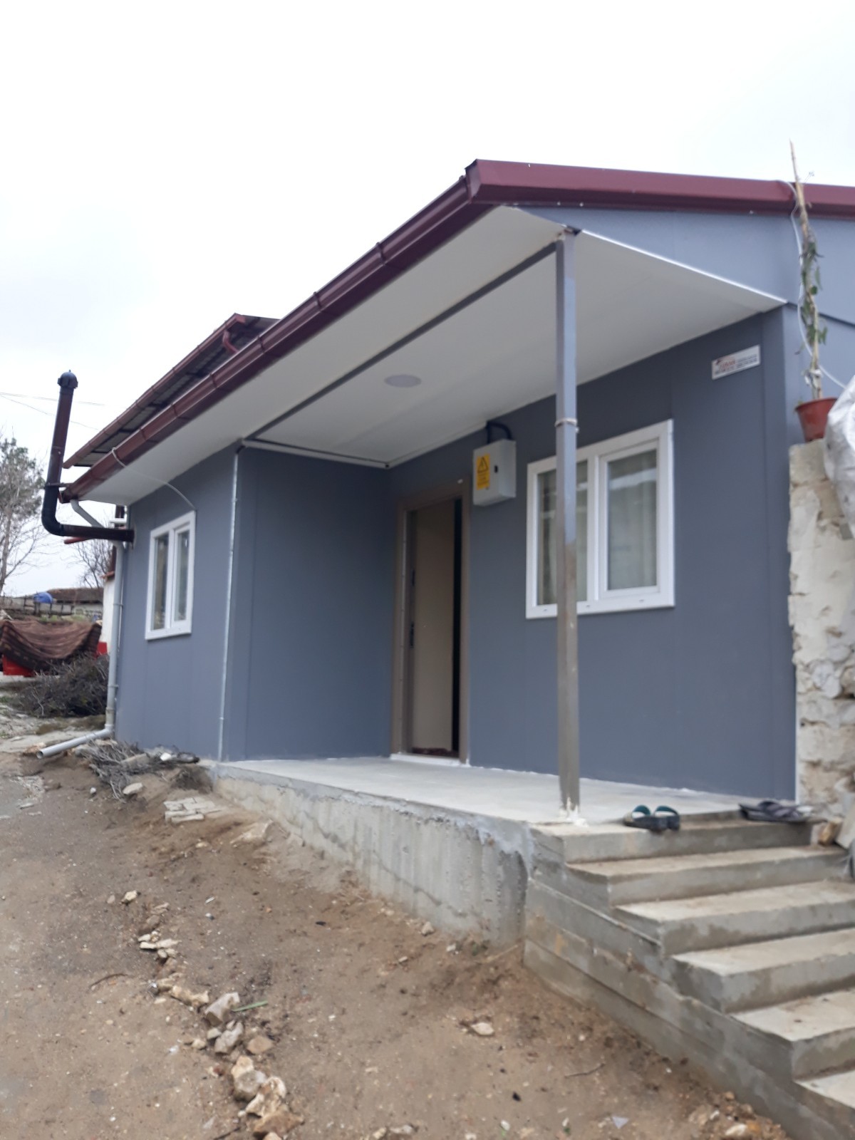 Evi yanan aileye Çal Kaymakamlığı umut oldu