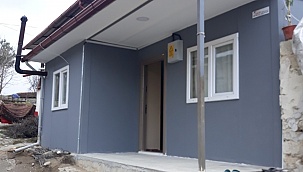Evi yanan aileye Çal Kaymakamlığı umut oldu