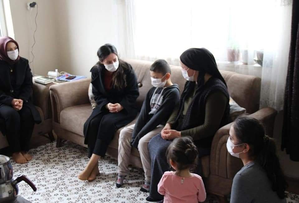 Kaymakam aileleri çat kapı ziyaret etti