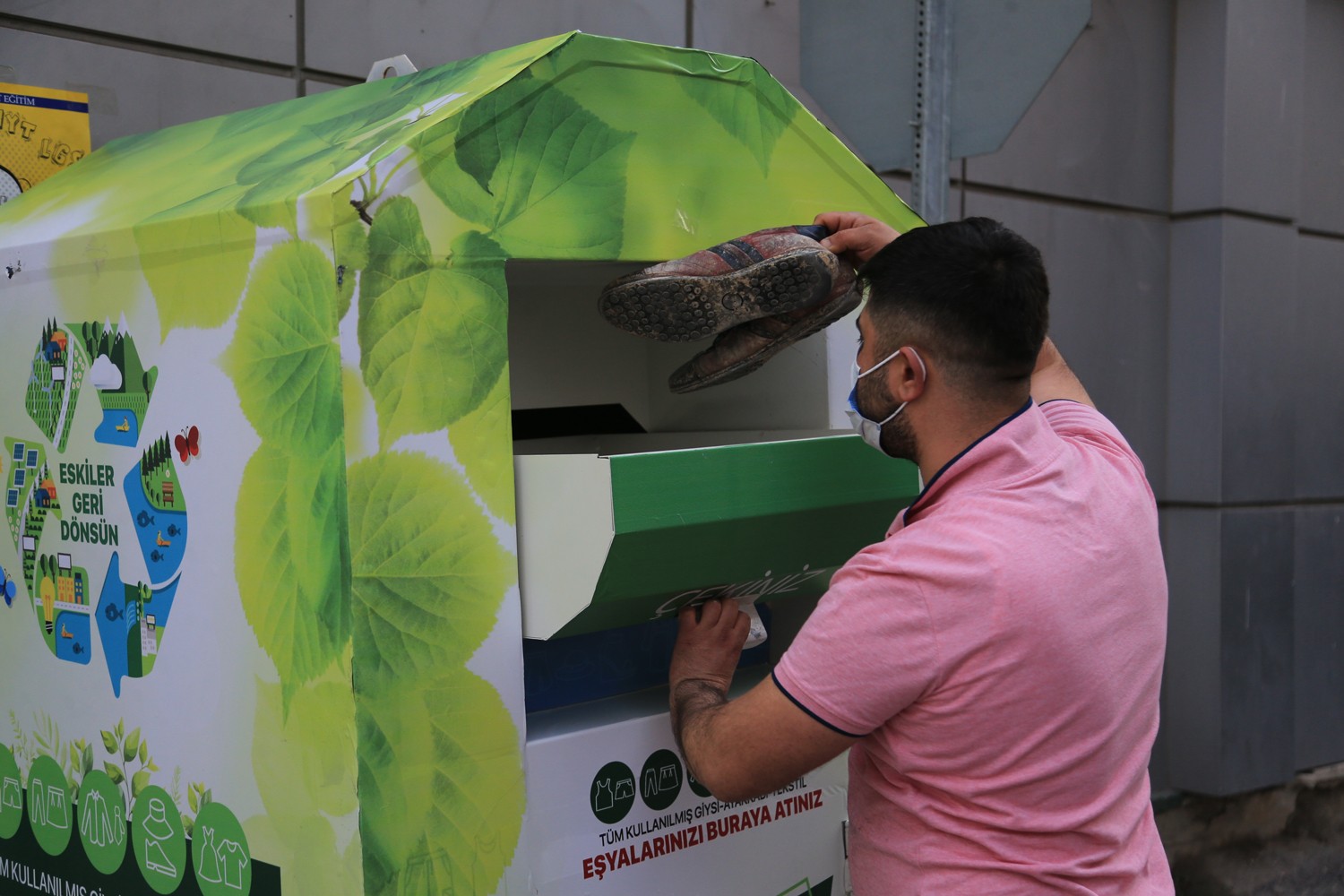 Tekstil atık kutuları yerleştiriliyor
