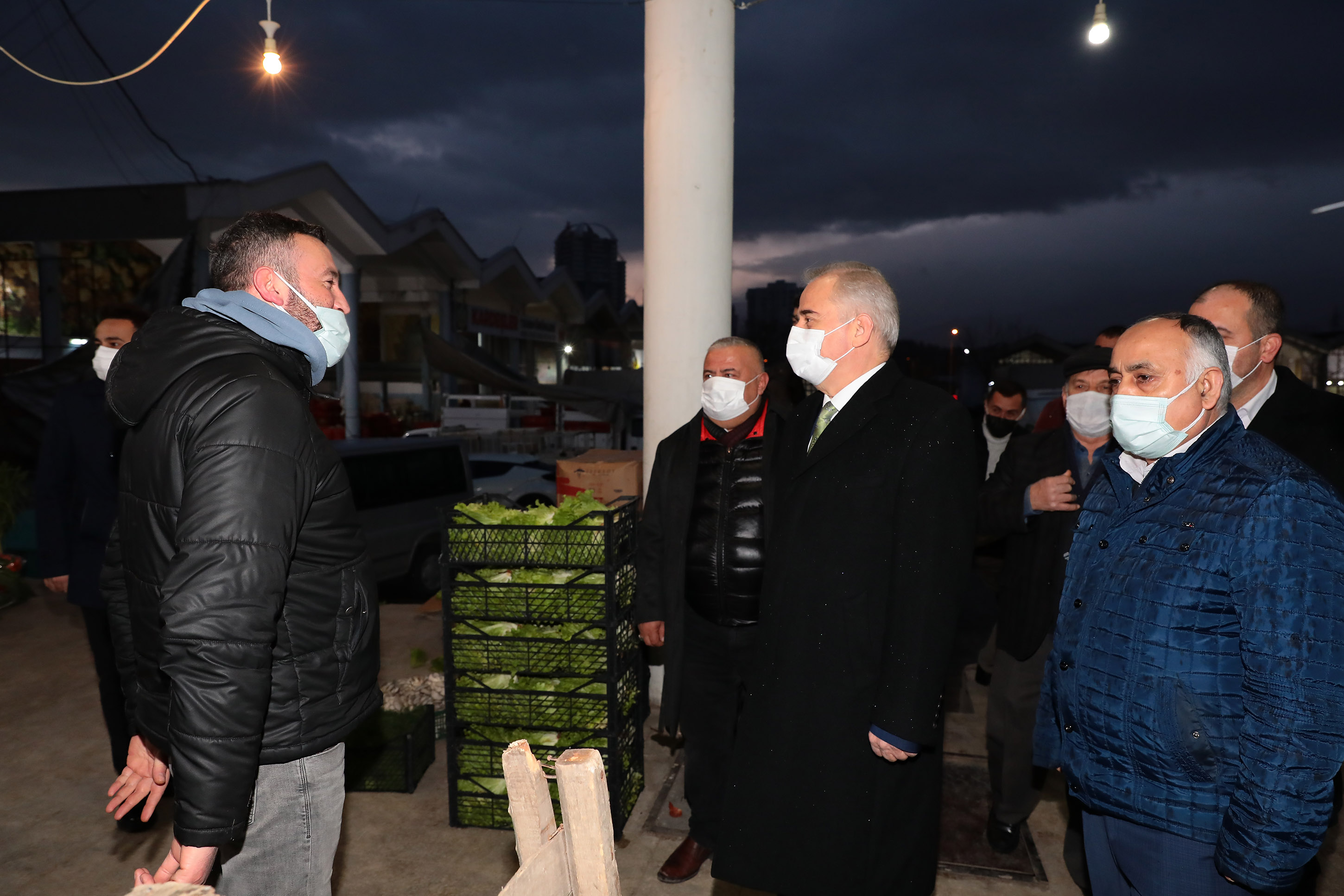 Başkan Zolan'dan hal esnafına şafakta ziyaret