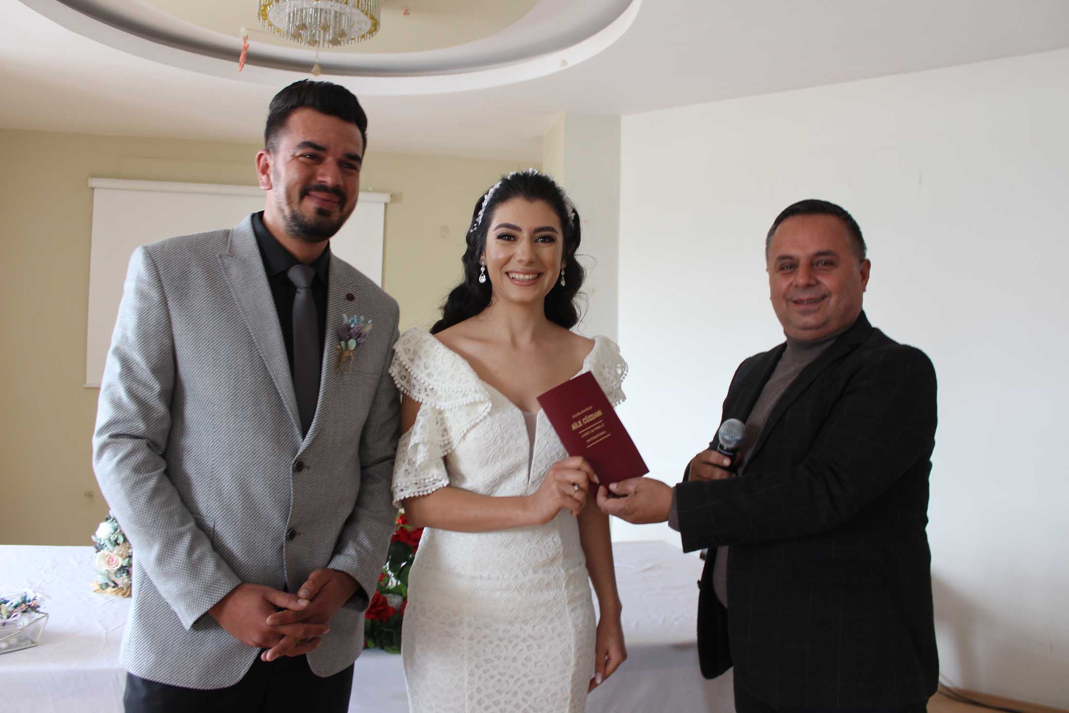 ÖĞRENCİ OLARAK GELDİĞİ ÇAL’DA GELİN OLDU