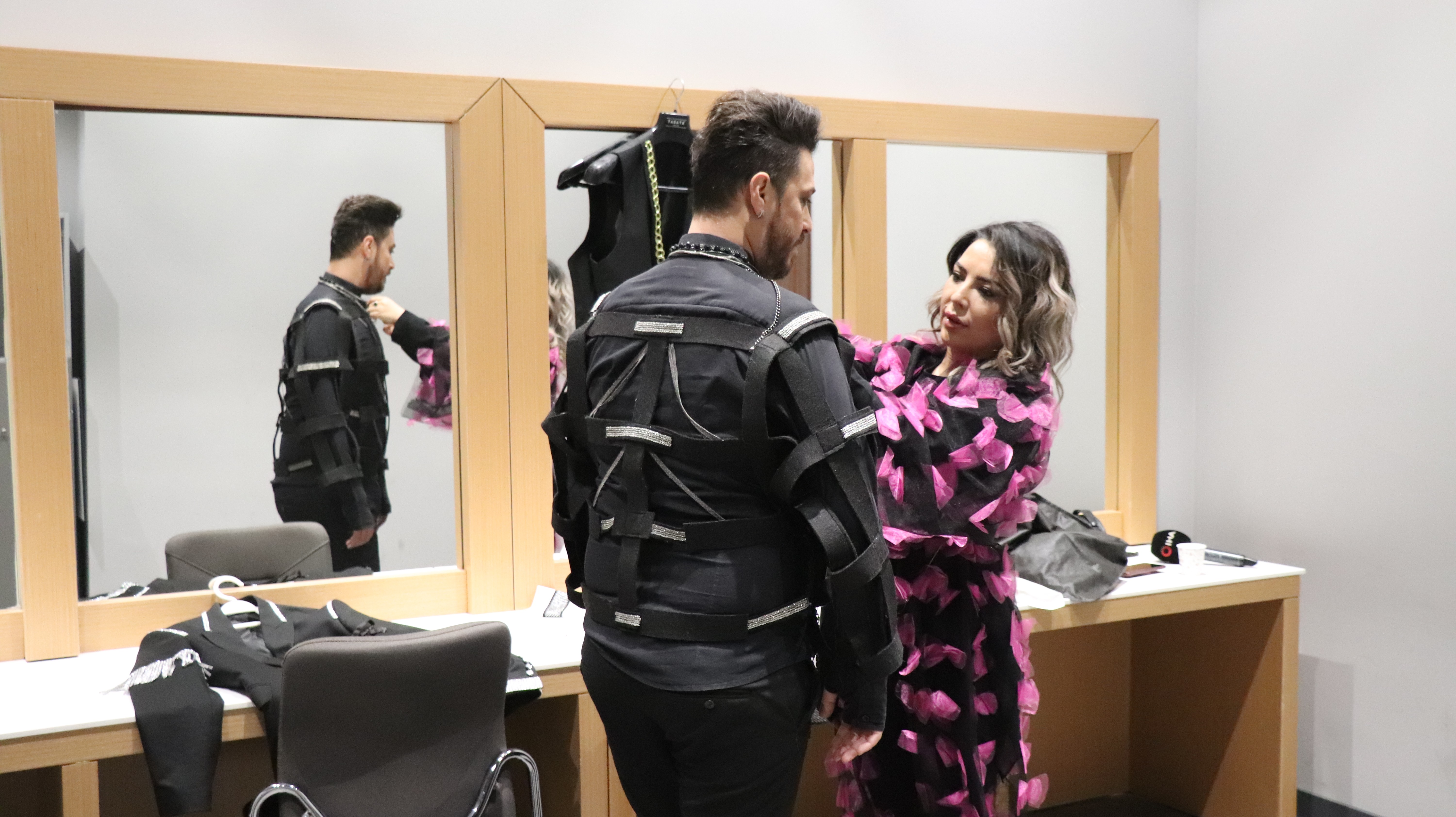 Pandemiden esinlenen moda tasarımcıdan ilginç kostüm tasarımı