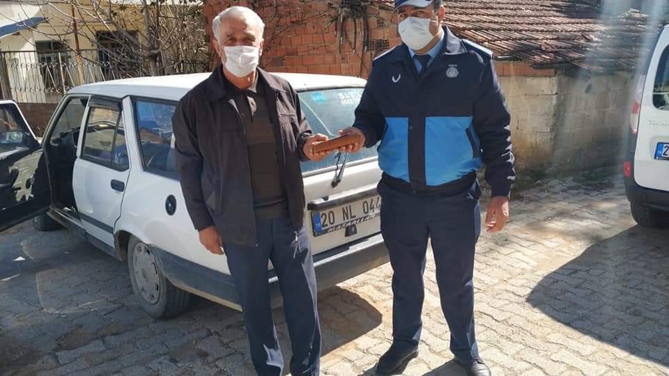 Pazarcı tezgahta bulduğu cüzdanı sahibine ulaştırdı
