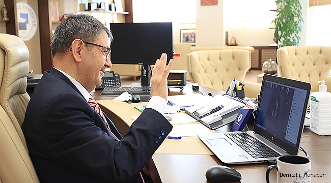 Rektör Kutluhan, çevrimiçi platformda öğrenciler ile bir araya geliyor
