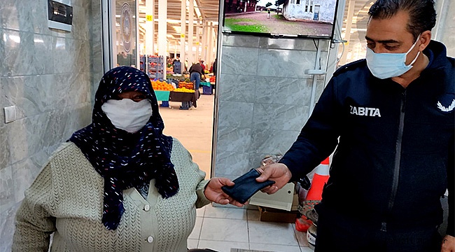 Sarayköy zabıtası para dolu kayıp cüzdanı sahibine teslim etti
