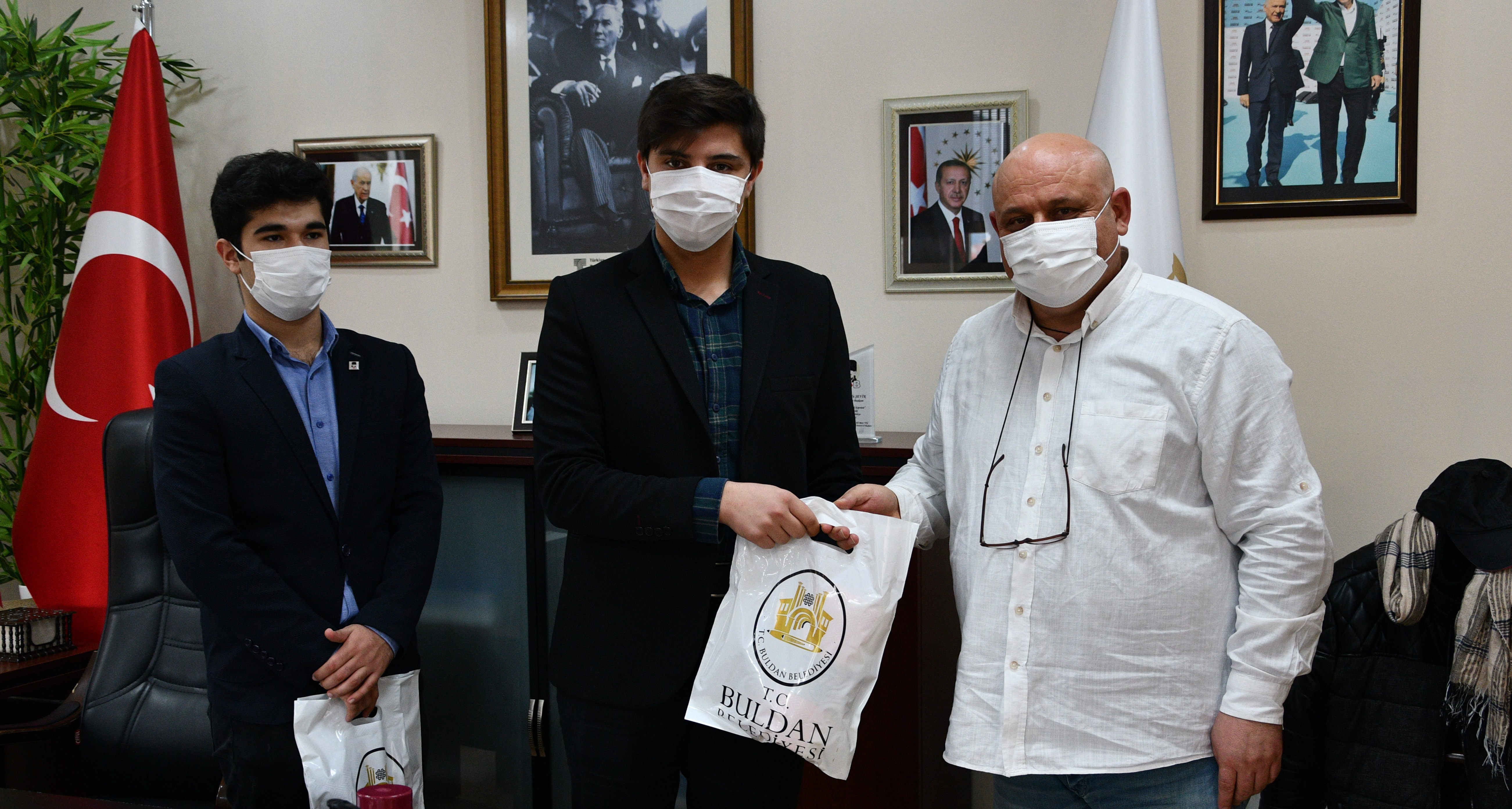 TGB’li Gençlerden, Başkan Şevik’e teşekkür plaketi