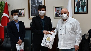 TGB’li Gençlerden, Başkan Şevik’e teşekkür plaketi