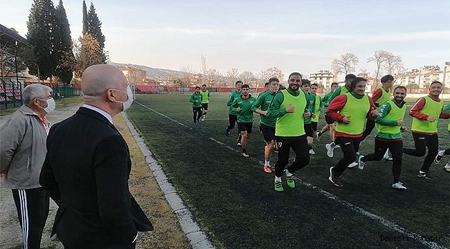 Başkan Özbaş Sarayköyspor'u ilk antrenmanında yalnız bırakmadı