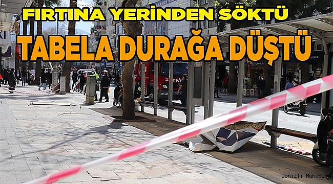 Çınar'da fırtınanın uçurduğu tabela otobüs durağına düştü