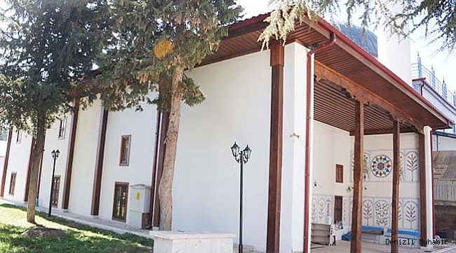 Çivi kullanılmadan yapılan tarihi ahşap cami ibadete açıldı