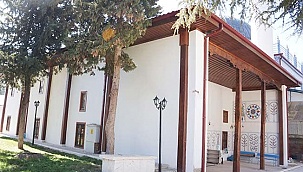 Çivi kullanılmadan yapılan tarihi ahşap cami ibadete açıldı