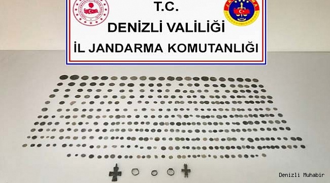 Jandarmanın şüphe üzerine durdurduğu araçta onlarca tarihi eser çıktı