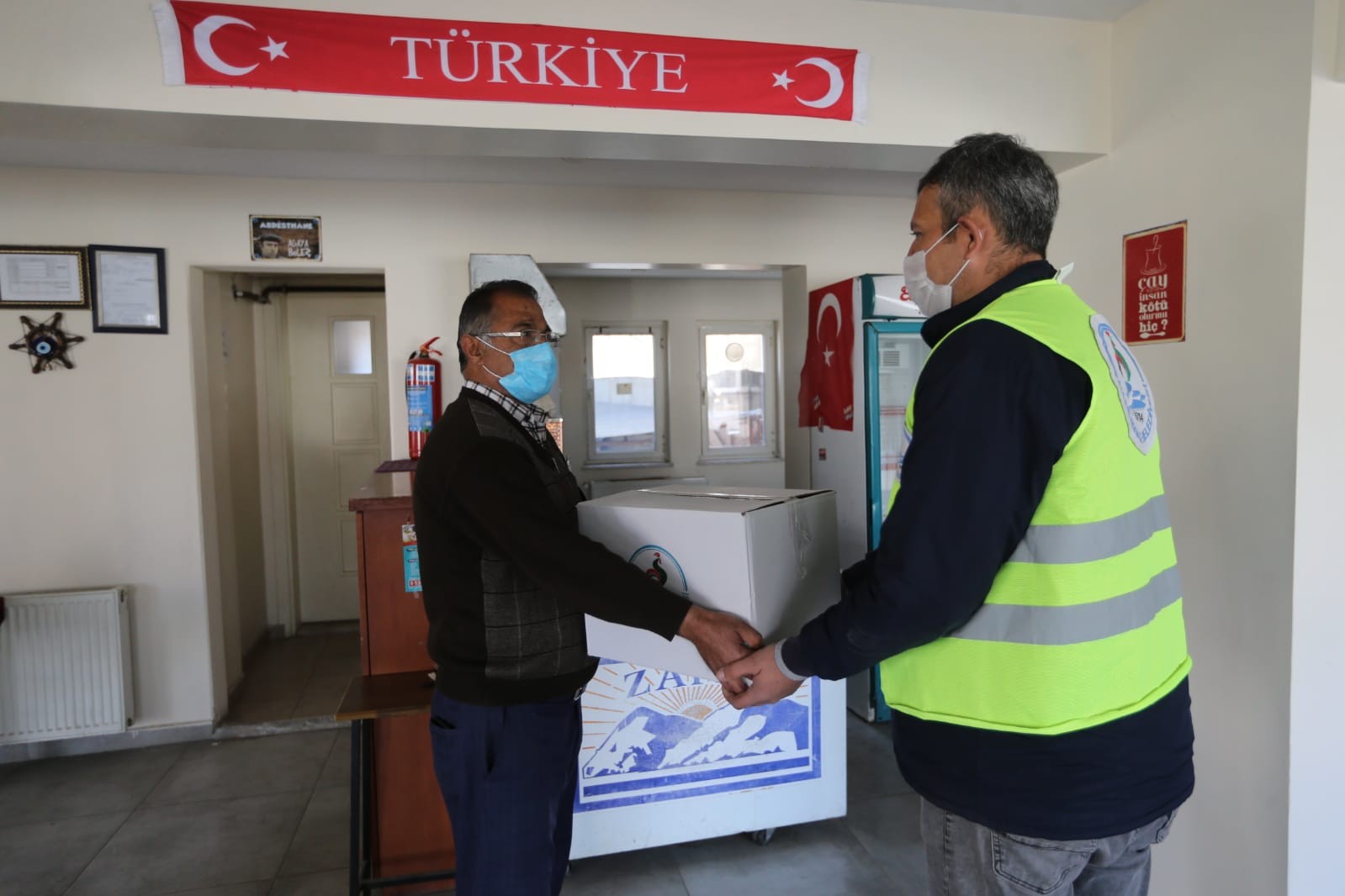 Pamukkale Belediyesi 600 kıraathaneye destek paketi dağıttı