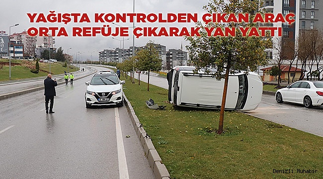 Yağışta kontrolden çıkan araç orta refüje çıkarak yan yattı