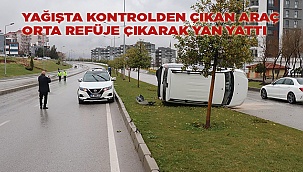 Yağışta kontrolden çıkan araç orta refüje çıkarak yan yattı