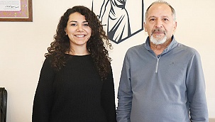 Avukatlık ofisinde eski pikaplara can veriyor