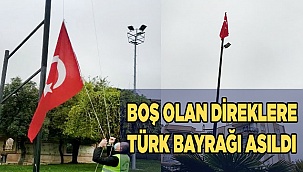 Boş olan direklere ekipler Türk Bayrağı astı