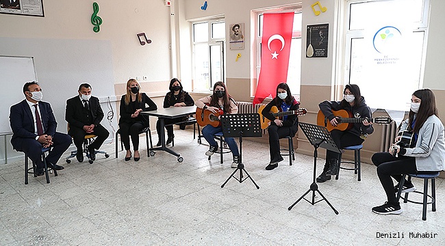 Enstrüman hediye edilen çocuklardan mini konser