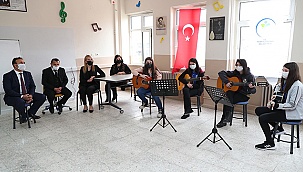 Enstrüman hediye edilen çocuklardan mini konser