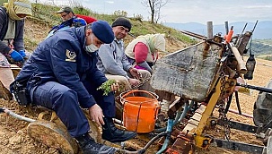 Jandarma yorulan çiftçinin yerine kekik dikimi yaptı
