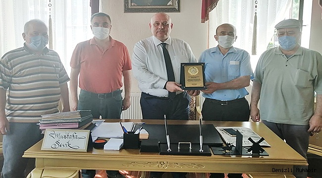 Başkan’a bir teşekkür plaketi 