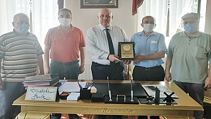 Başkan’a bir teşekkür plaketi 