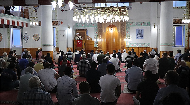 Denizli’de bayram namazı korona virüs tedbirleriyle kılındı