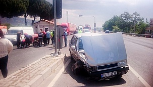 Traktör ile otomobil çarpıştı: 3 yaralı