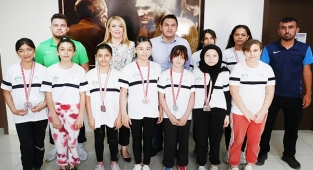 6 kadın güreşçi Milli Takım kampına davet edildi