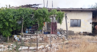 Alevlerin sardığı ev kullanılamaz hale geldi  