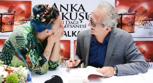Arif Balkanay, kitabını imzaladı