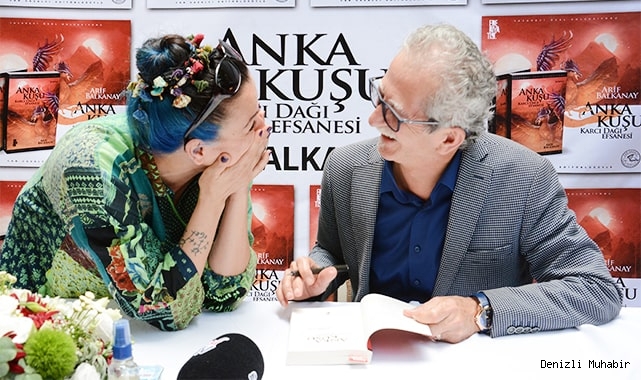 Arif Balkanay, kitabını imzaladı