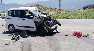 Denizli-Ödemiş yolunda feci kaza: 1 kişi yaşamını yitirdi, 17 tarım işçisi ölümden döndü