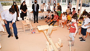 Okul öncesi miniklerine ahşap el yapımı oyuncak dağıtıldı