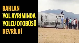Baklan yol kavşağında yolcu otobüsü yan yattı