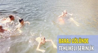 Çocuklar serinlemek için ölüme kulaç atıyorlar