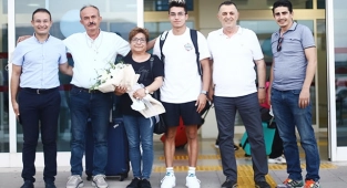 Denizlili milli yüzücü Baturalp, çiçeklerle karşılandı