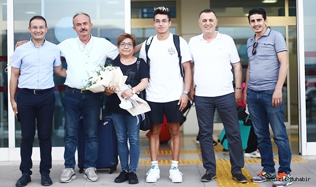Denizlili milli yüzücü Baturalp, çiçeklerle karşılandı