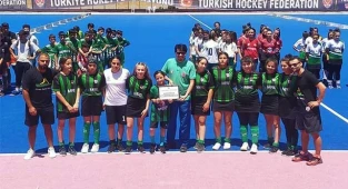 Eziler başarıya doymuyor