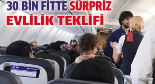 Hostes sevgiliye, uçakta evlenme teklifi