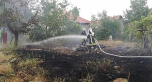 İtfaiyeciler ziyareti yarıda bırakıp yangına koştu