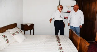 80 yıl sonra doğduğu odada konakladı