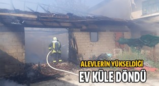 Alevlerin yükseldiği ev küle döndü