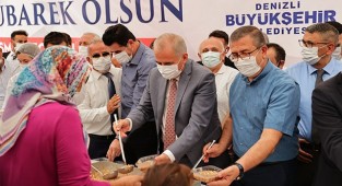 Denizlililer Büyükşehirin aşure hayrında buluştu