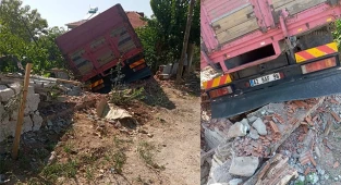 Hatalı sollama yapan tır duvarı yıkıp evin bahçesine girdi