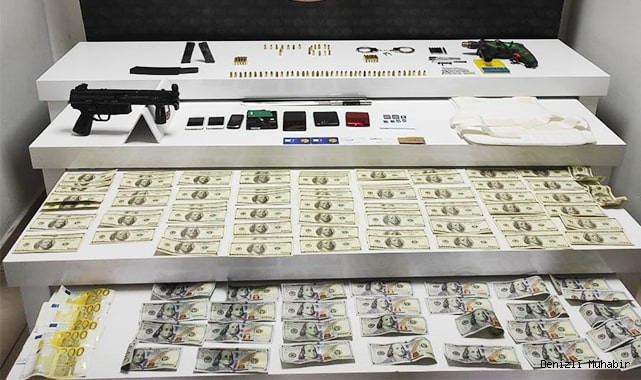 Kaçakçılık operasyonunda sahte dövizler ve balistik yelek hayrete düşürdü