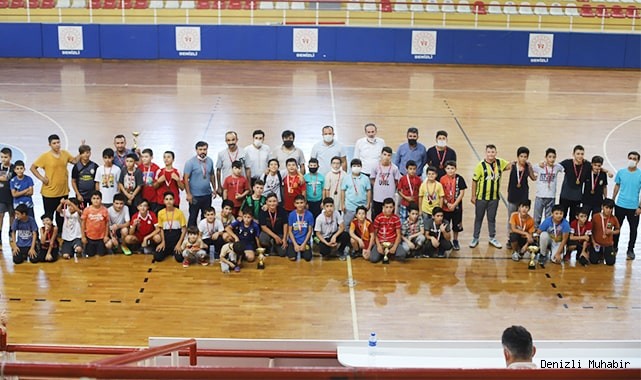 Kuran kursları arası futsalın şampiyonu Nur Camisi oldu