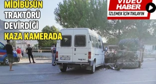 Midibüsün traktörü devirdiği kaza kamerada