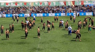 PAMUKKALE YAĞLI GÜREŞLERİNE ON BİNLERDEN ÖVGÜ